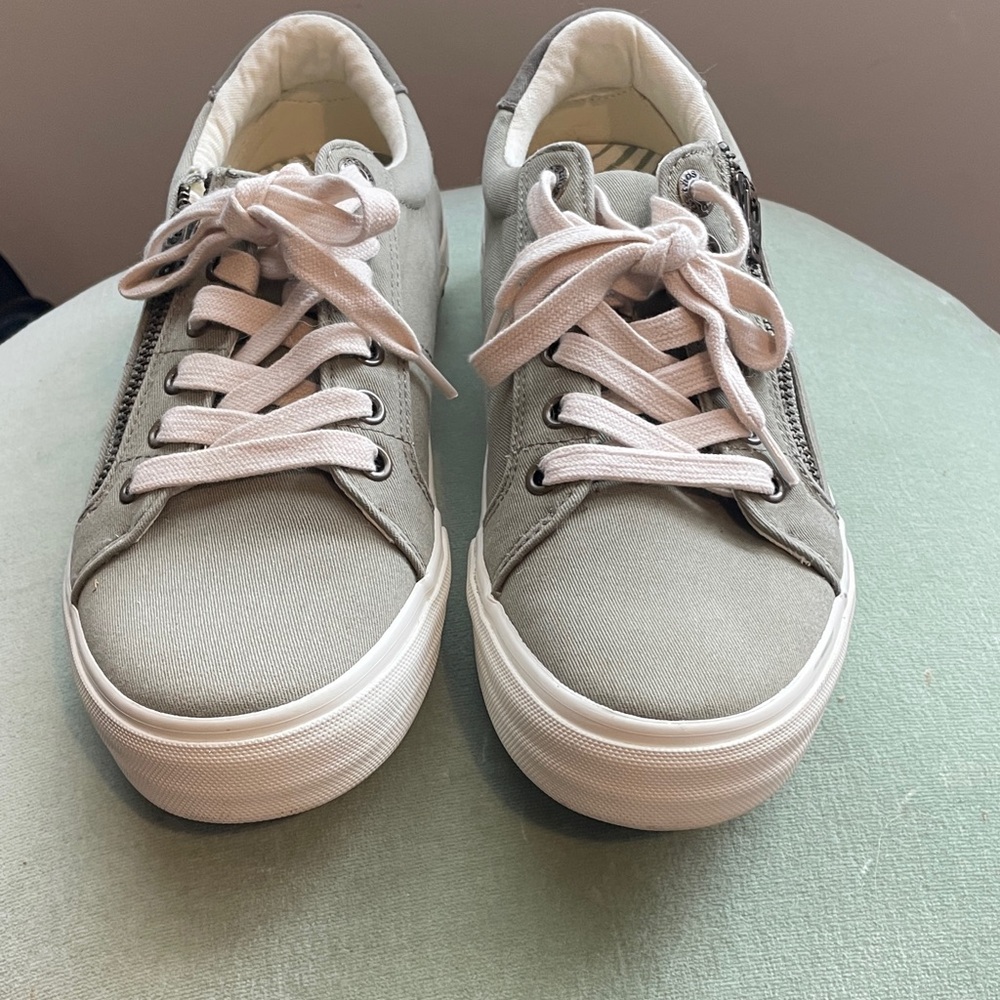 Taos Footwear Light Gray Canvas Sneakers